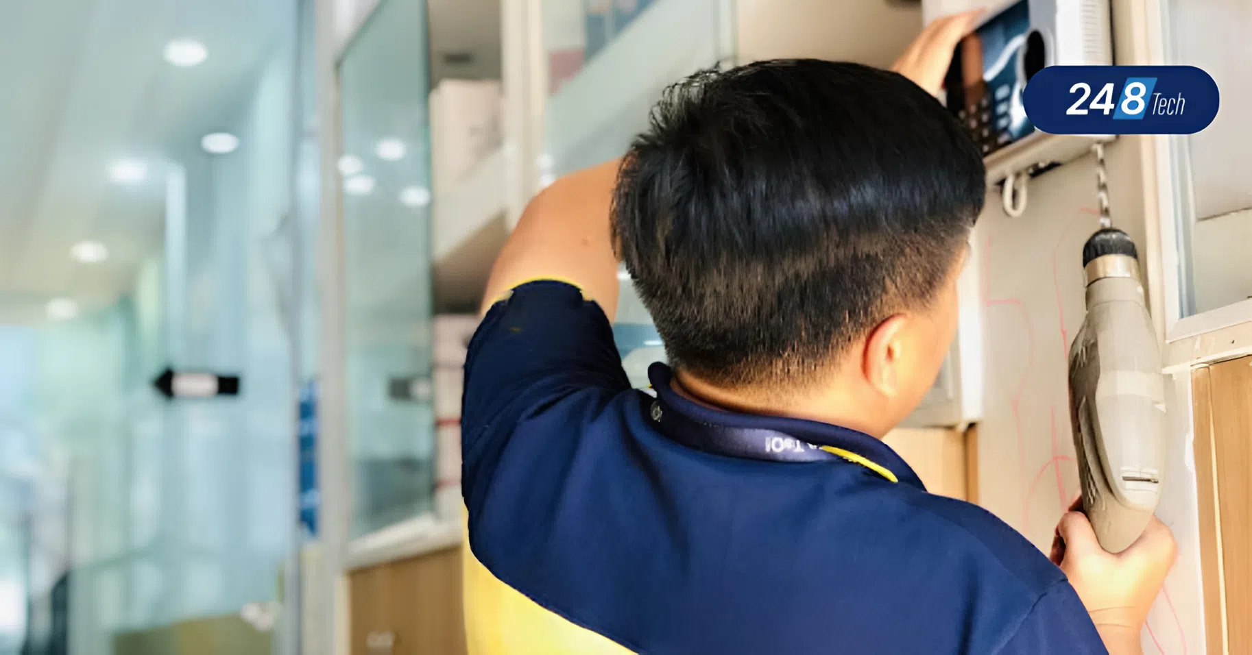 Hướng dẫn lắp đặt máy chấm công vân tay đơn giản và đúng kỹ thuật 4 Tiến hành lắp máy chấm công